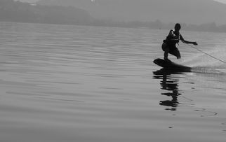 爱游戏数字体验-“宽板滑水：东三叉湖赛场见证新一代水上运动的崛起”