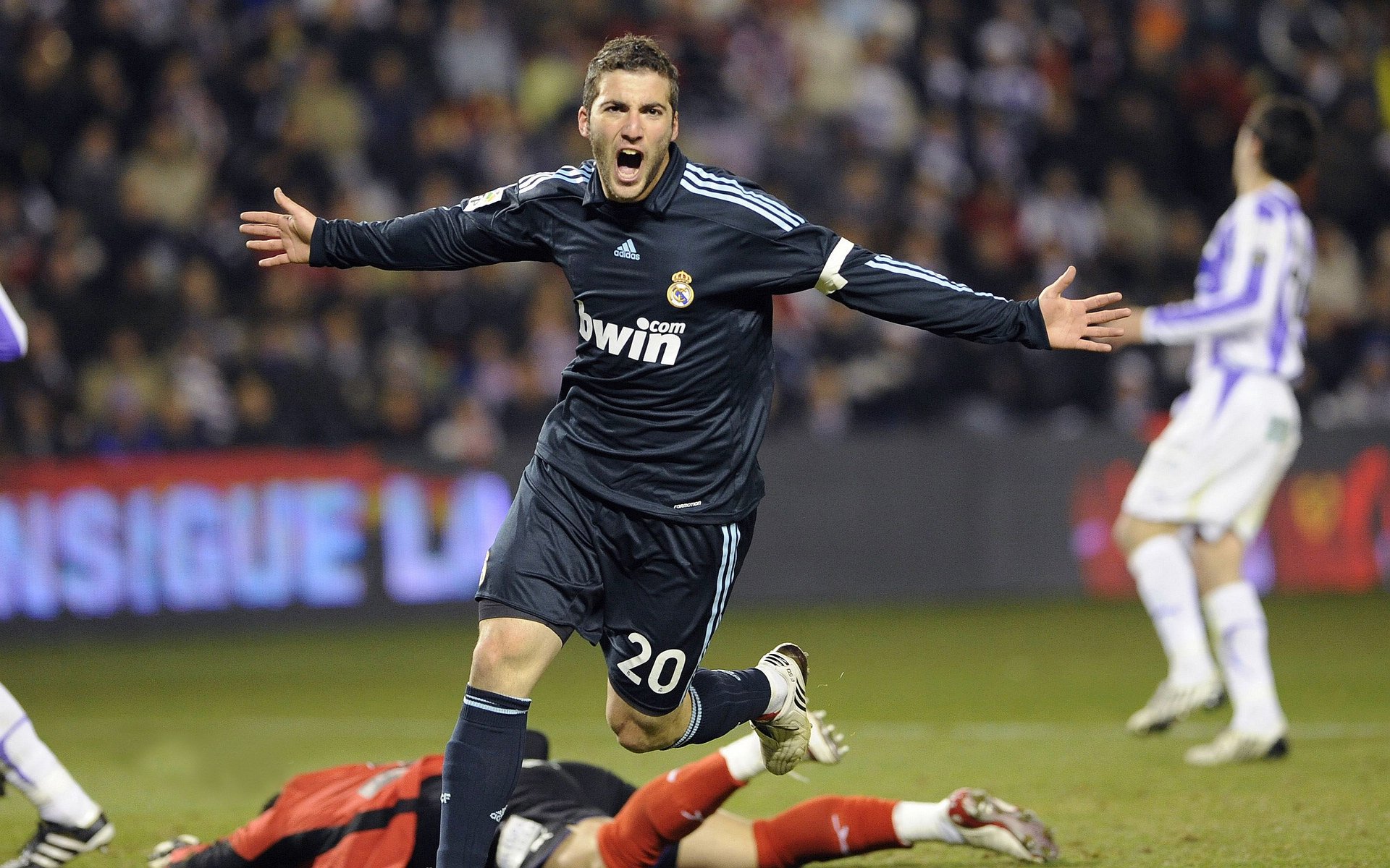 俱乐部管理层召开发布会公布球队未来发展战略规划，各大俱乐部球员