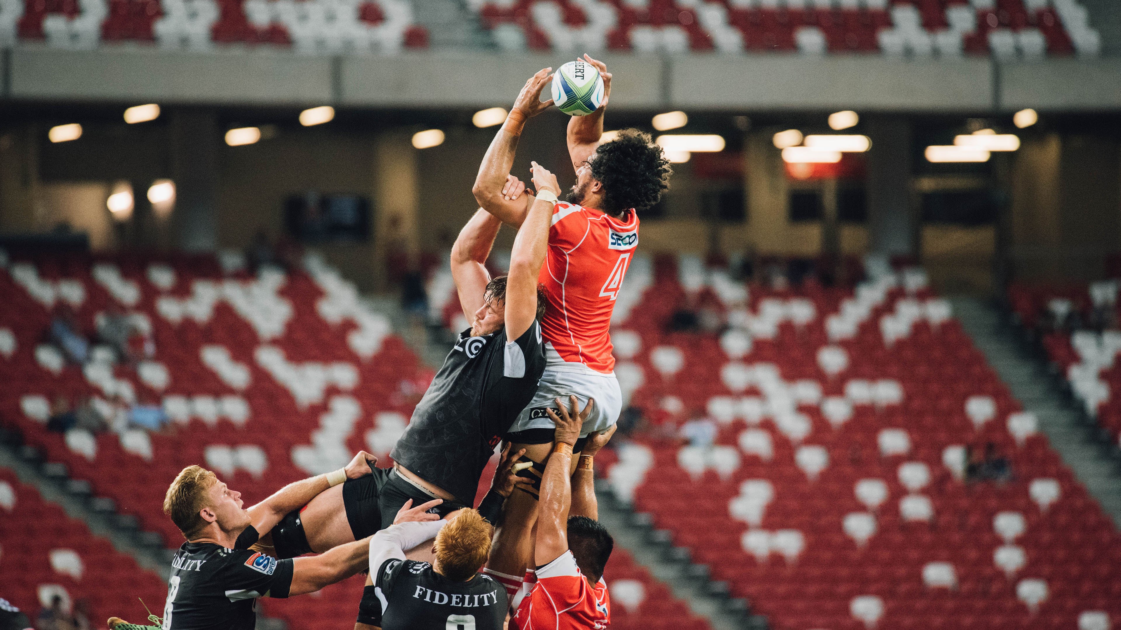 基：全黑队的“稳重后卫”，在防守上总能有效消除对方威胁