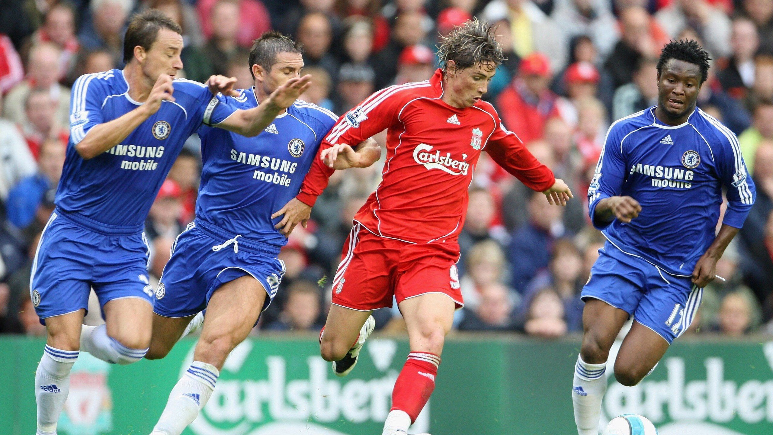 爱游戏体育-球场“铁血防线”：那些最难攻破的后防组合，铁血防守